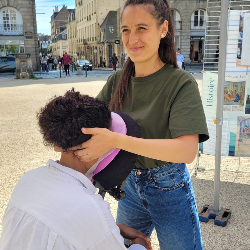 massage_assis viva ter’happy Viva effectue un massage assis à une cliente lors de l'événement Tout Rennes Mat en septembre 2024